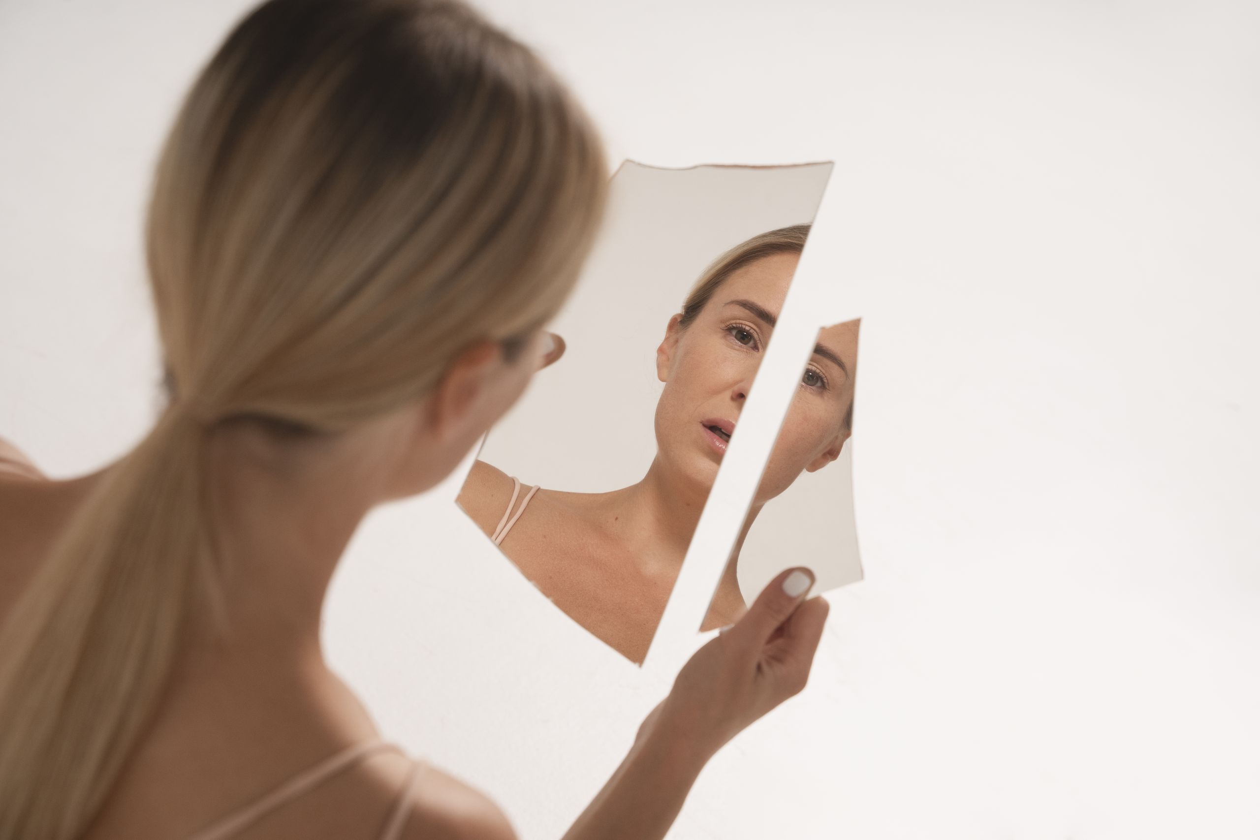 woman-suffering-from-body-dysmorphia
